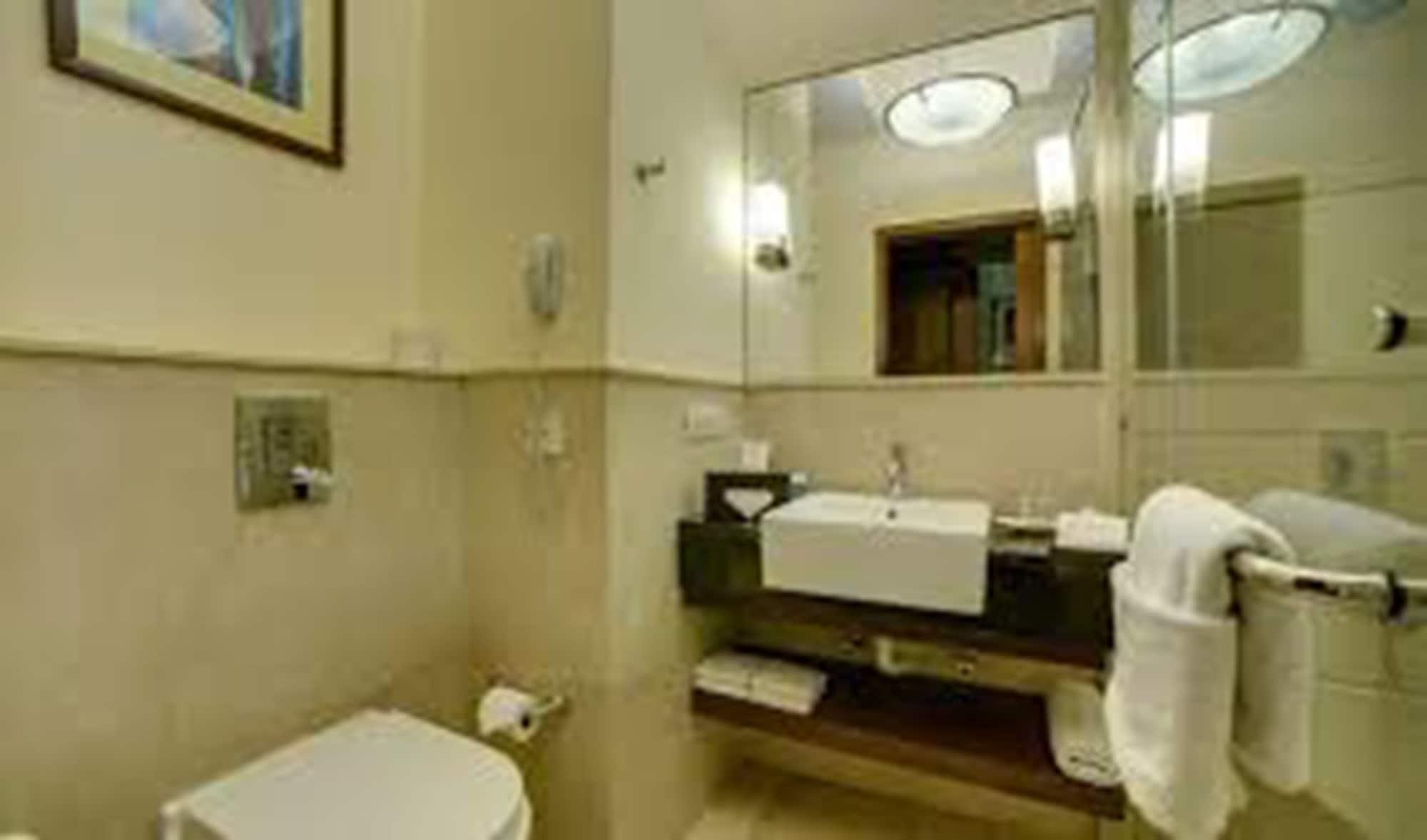Deventure Sarovar Portico Kapashera, New Delhi Bagian luar foto