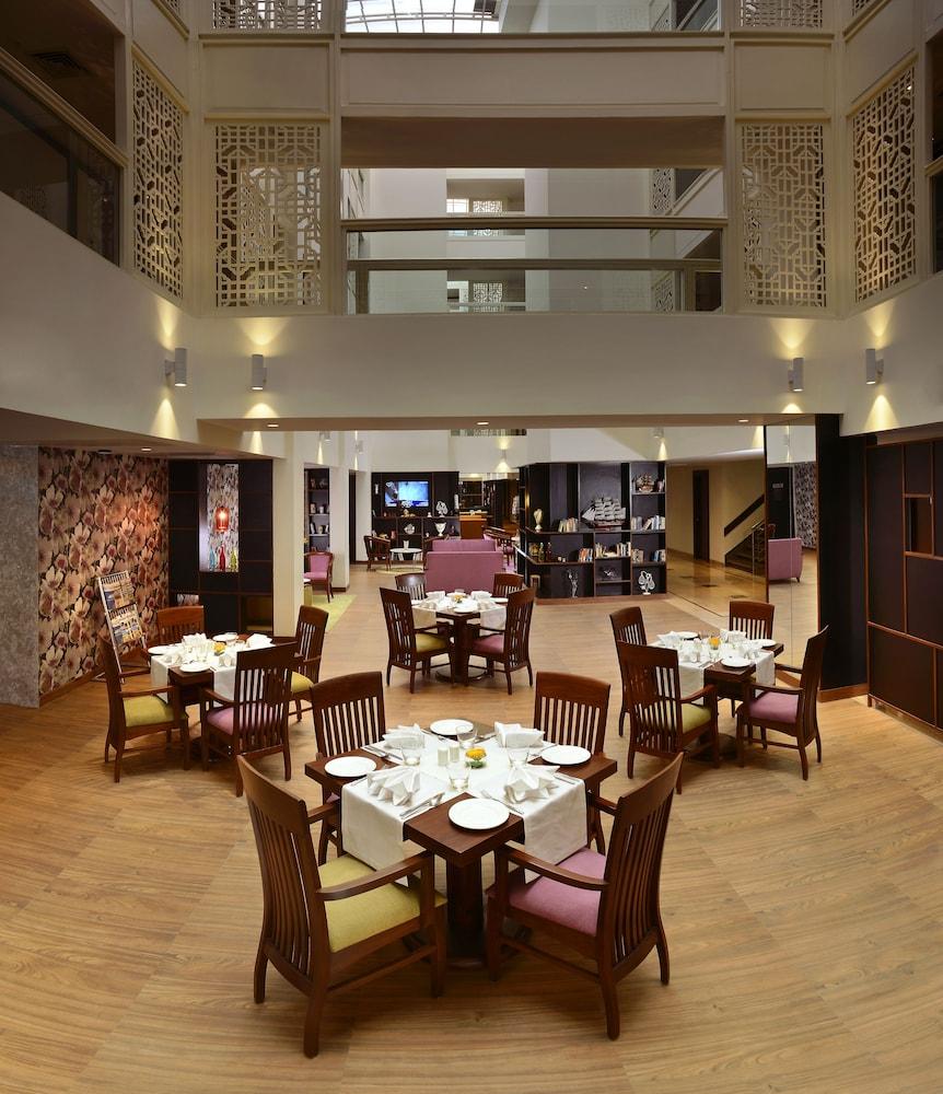 Deventure Sarovar Portico Kapashera, New Delhi Hotel Bagian luar foto