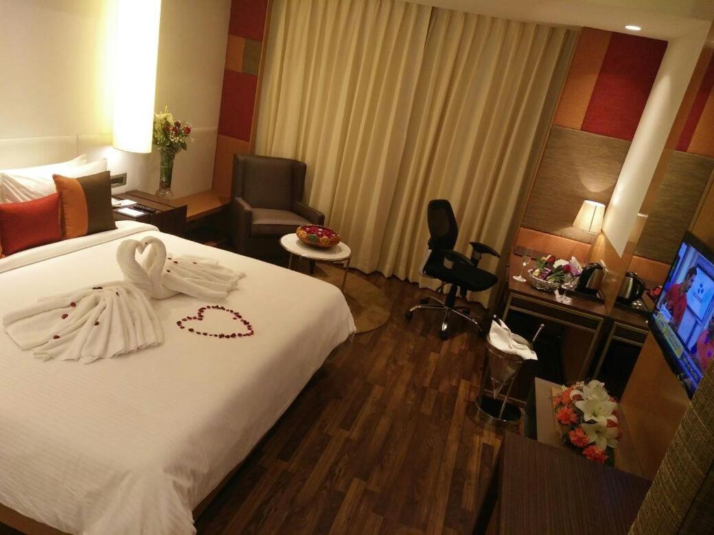 Deventure Sarovar Portico Kapashera, New Delhi Bagian luar foto
