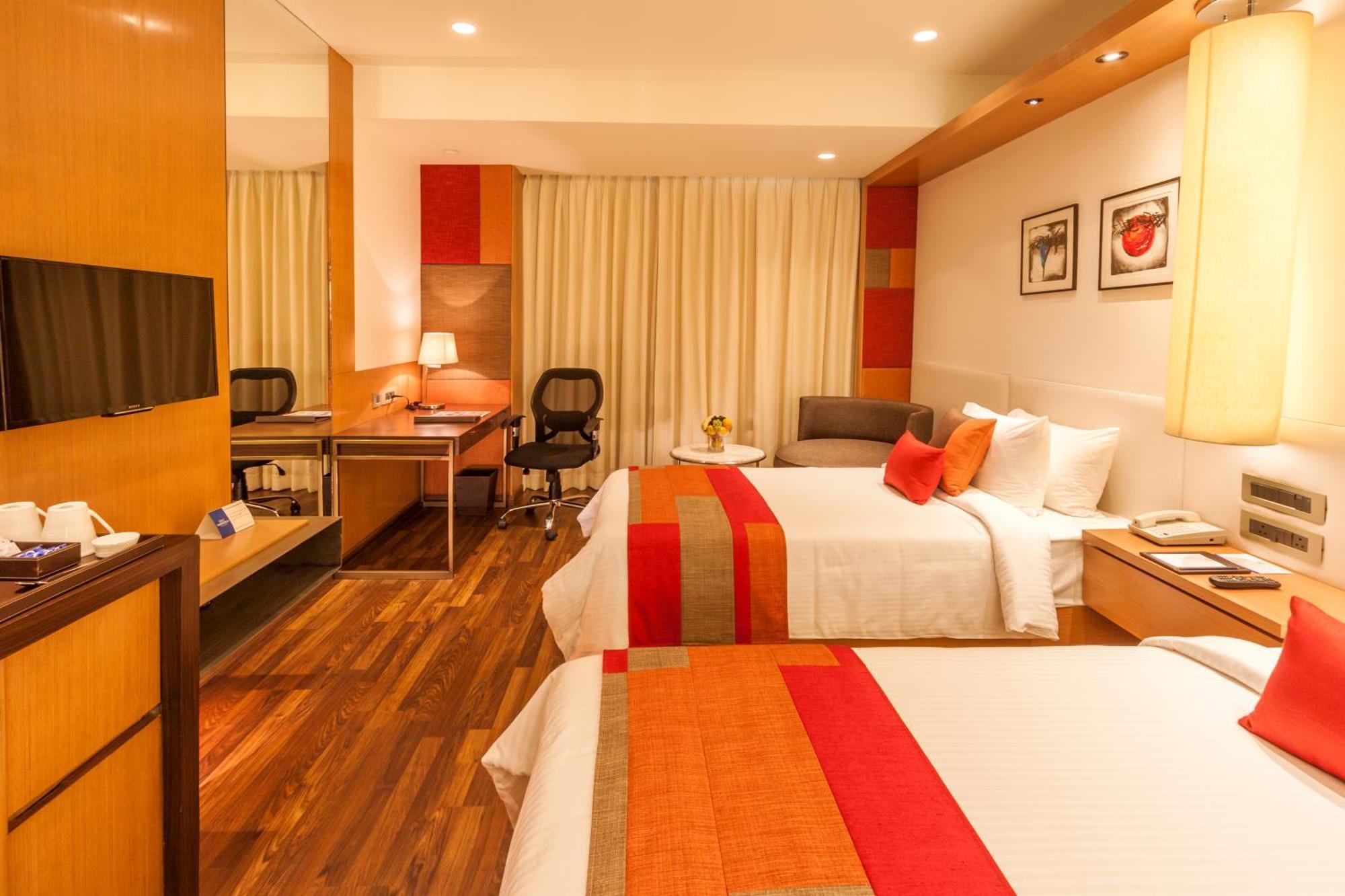 Deventure Sarovar Portico Kapashera, New Delhi Bagian luar foto