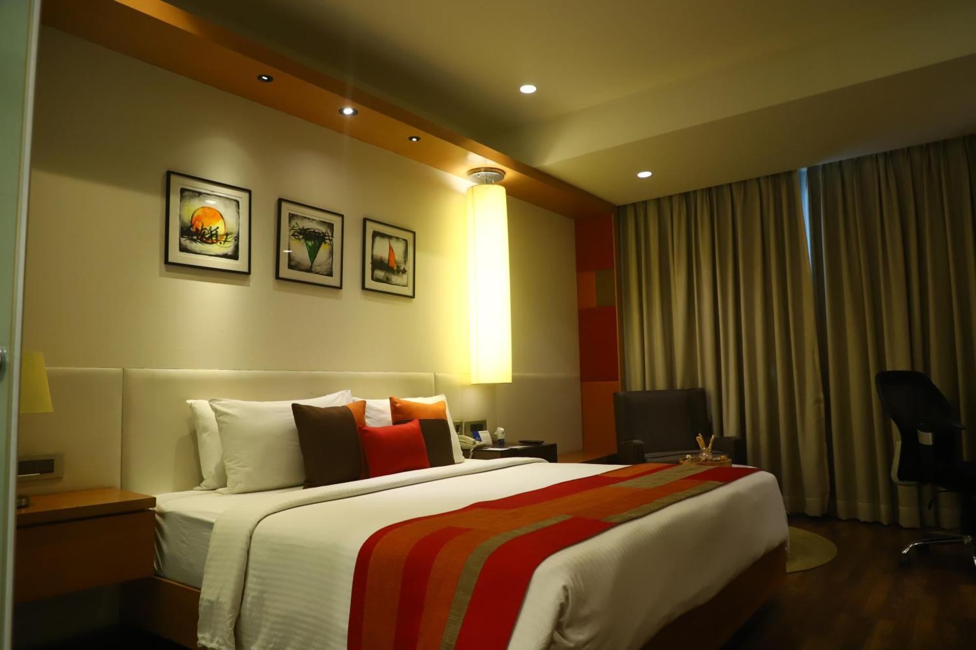 Deventure Sarovar Portico Kapashera, New Delhi Bagian luar foto