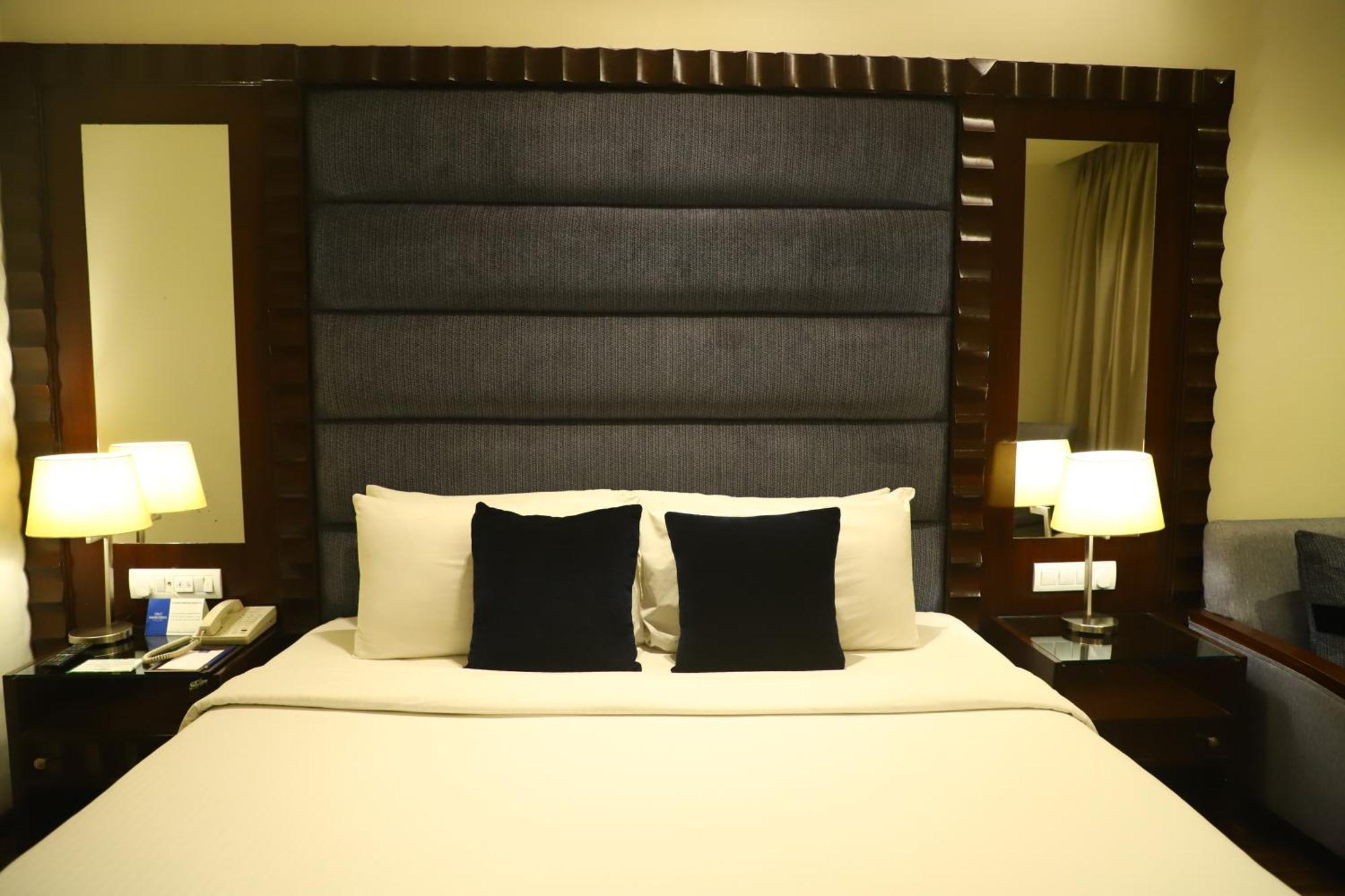 Deventure Sarovar Portico Kapashera, New Delhi Bagian luar foto