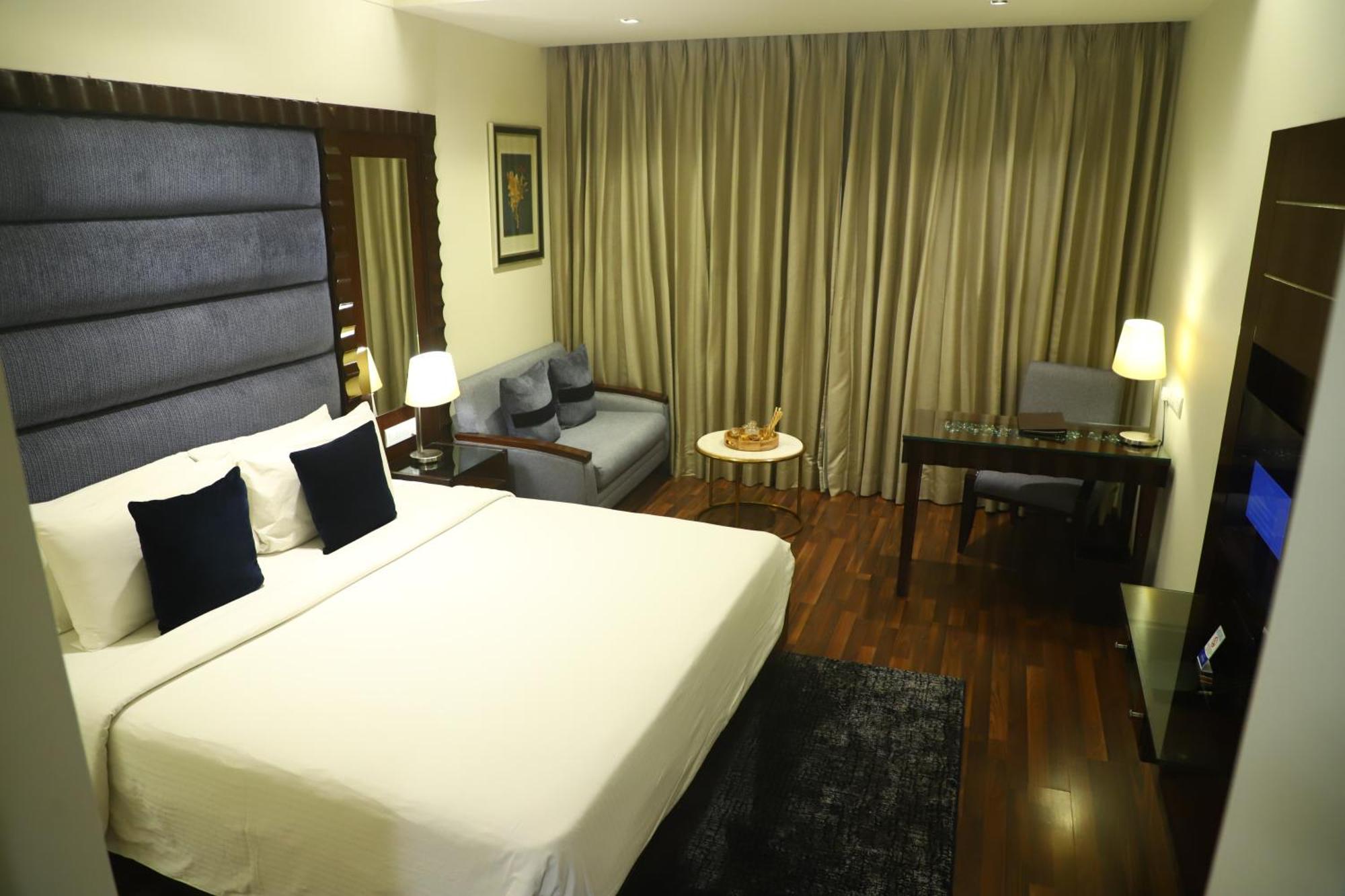 Deventure Sarovar Portico Kapashera, New Delhi Bagian luar foto
