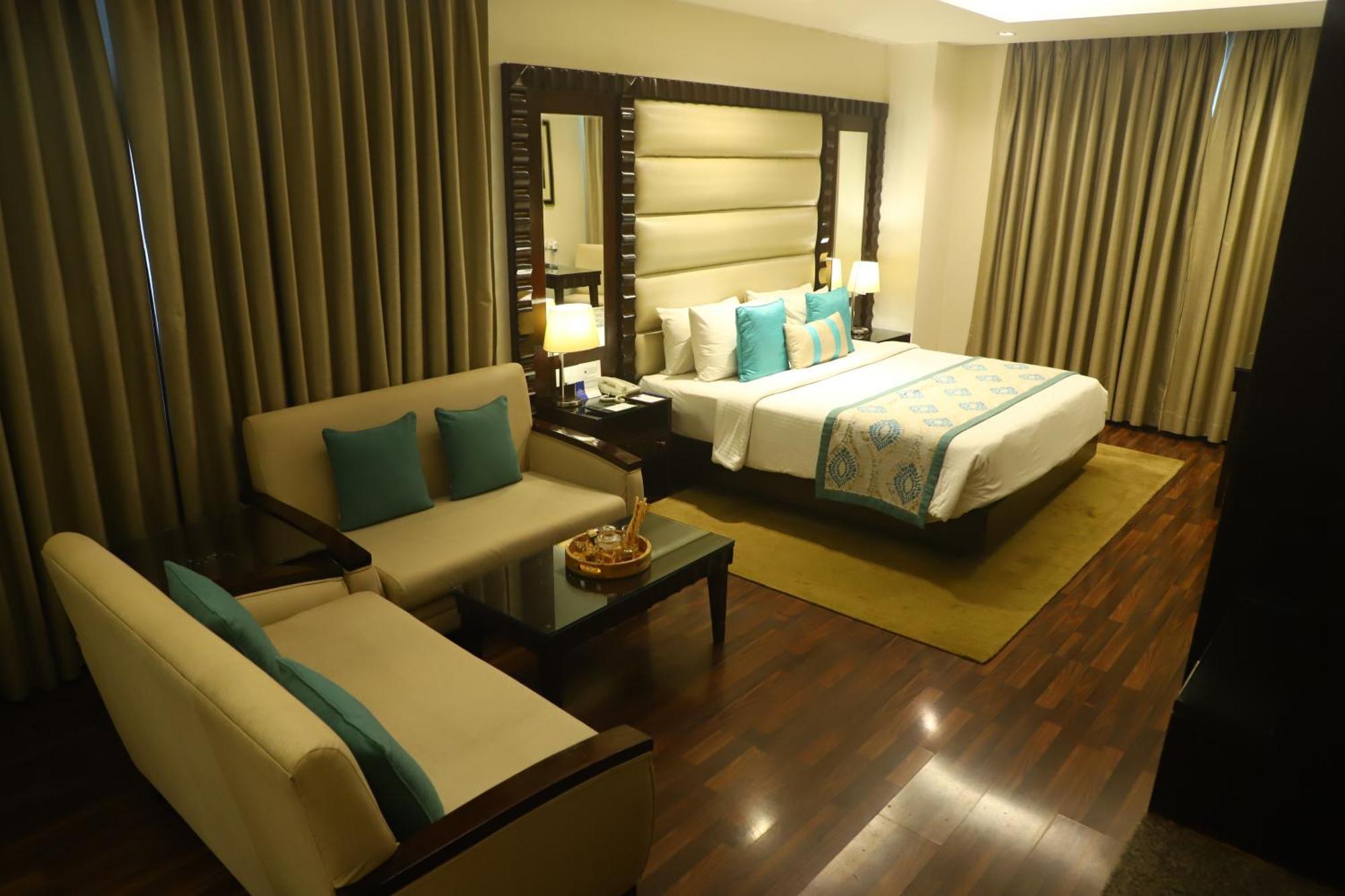 Deventure Sarovar Portico Kapashera, New Delhi Bagian luar foto