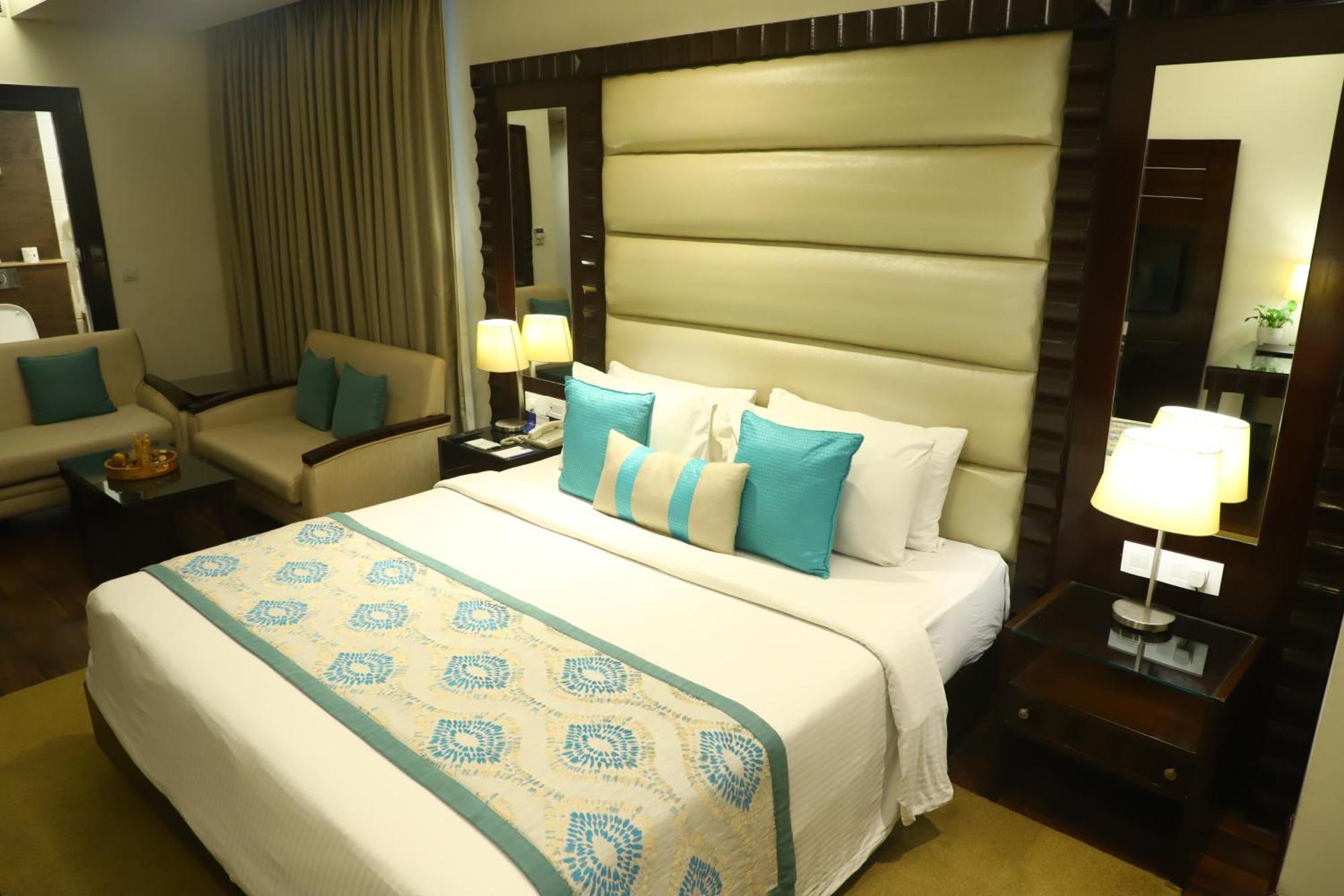 Deventure Sarovar Portico Kapashera, New Delhi Bagian luar foto