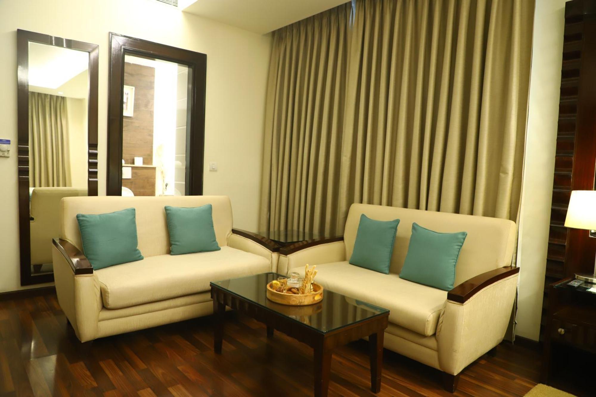 Deventure Sarovar Portico Kapashera, New Delhi Bagian luar foto