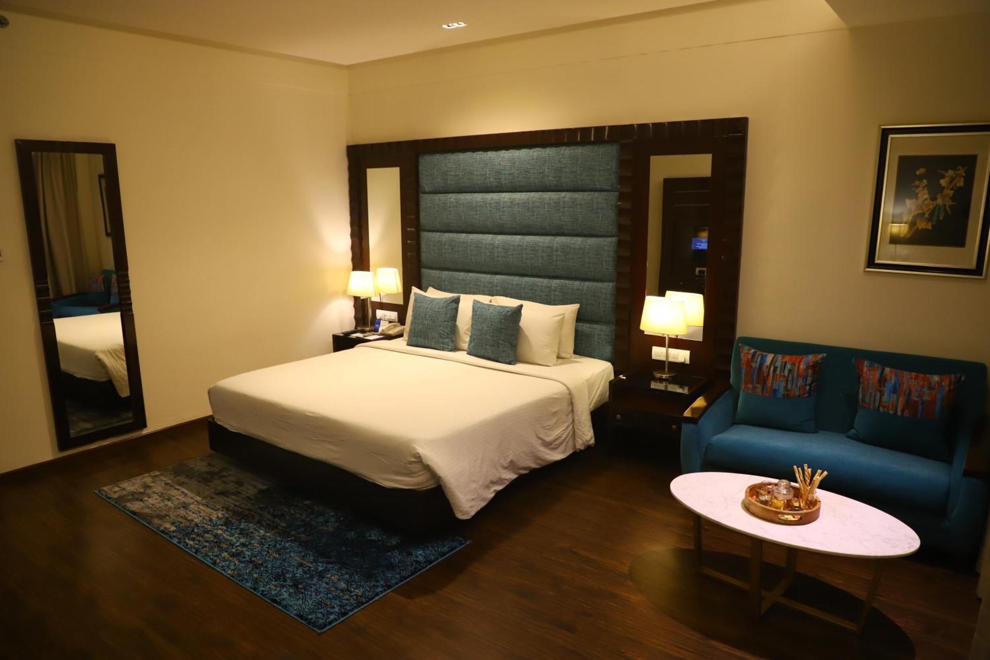 Deventure Sarovar Portico Kapashera, New Delhi Bagian luar foto