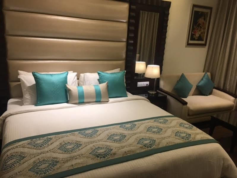 Deventure Sarovar Portico Kapashera, New Delhi Bagian luar foto