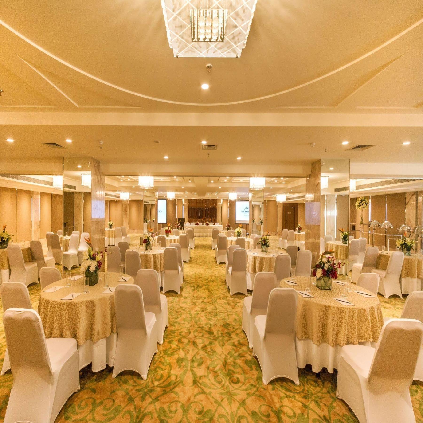 Deventure Sarovar Portico Kapashera, New Delhi Bagian luar foto