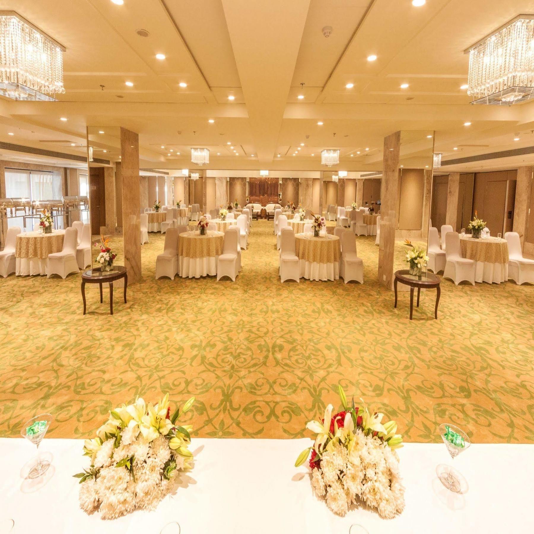 Deventure Sarovar Portico Kapashera, New Delhi Bagian luar foto